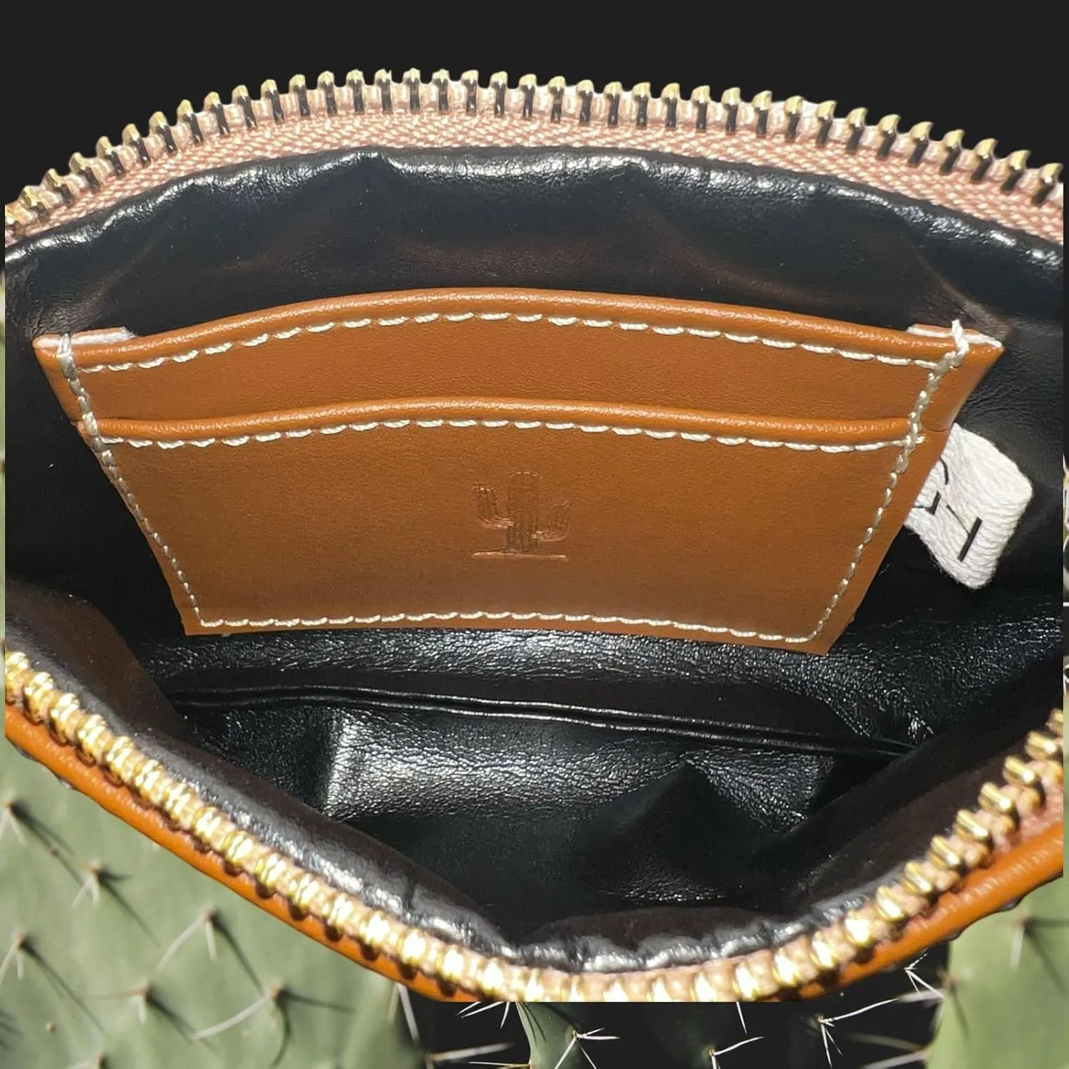 Women's eco-friendly wristlet - made with nopal cactus and corn leather, elegantly crafted in every detail.