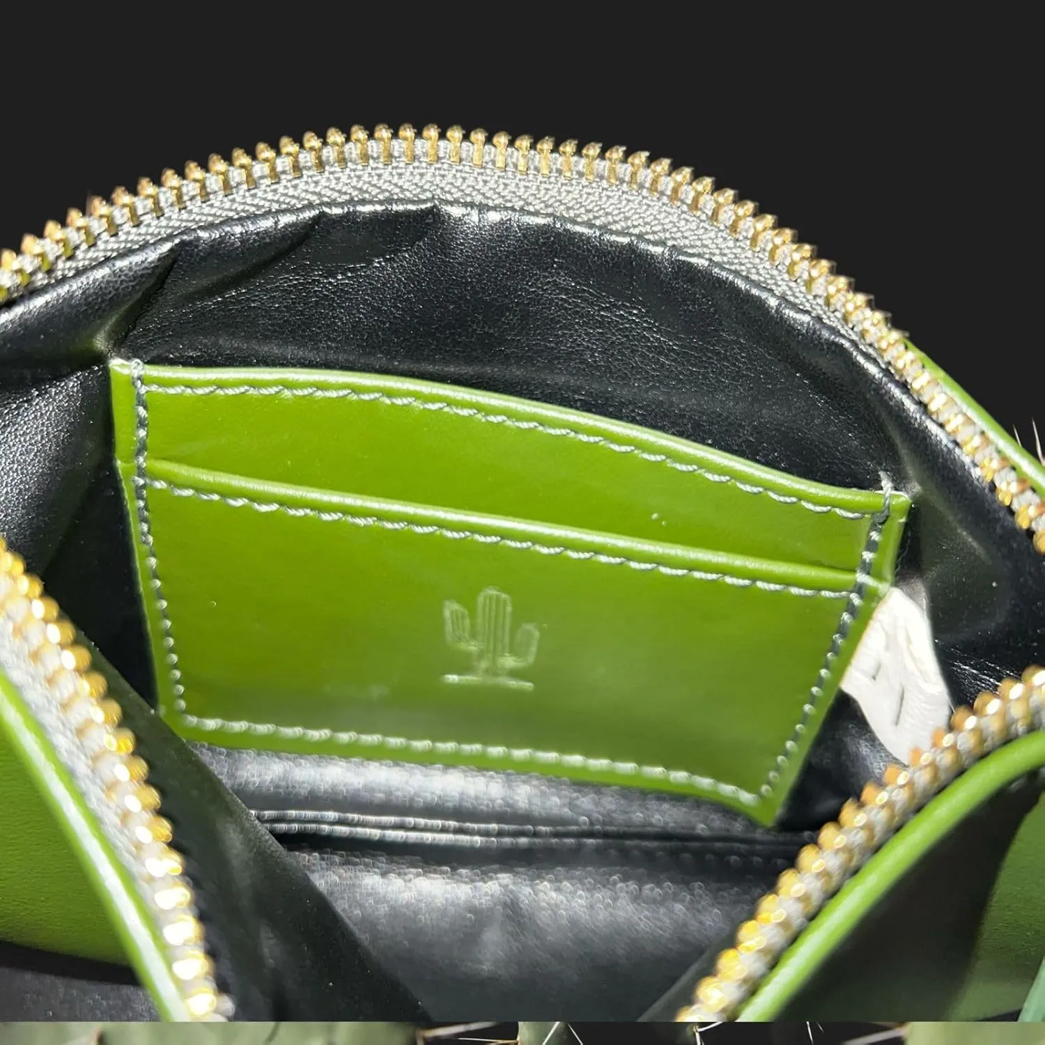 Women's eco-friendly wristlet - made with nopal cactus and corn leather, elegantly crafted in every detail.